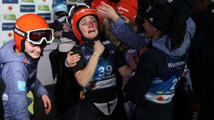 Der Moment, als Katharina Althaus weiß, dass sie neue Weltmeisterin ist.
