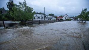Überflutungen in weiten Teilen von Oberschwaben führen zu Rettungseinsätzen und Sperrungen. Im bayrischen Fischach ist die Schmutter und der Neufnach über die Ufer getreten und hat mehrere Wohnhäuser bereits von der Außenwelt abgeschnitten. 