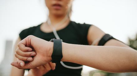 Fitness-Armbanduhren sammeln Daten. Die können für Gesundheitsvorsorge ausgewertet werden.