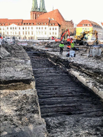 2,5 Meter unter der Stralauer Straße haben Denkmalschützer eine der ältesten Straßen Berlins entdeckt: Ein Bohlendamm aus Eichen-, Kiefern- und Birkenstämmen, gebaut im 13. Jahrhundert.
