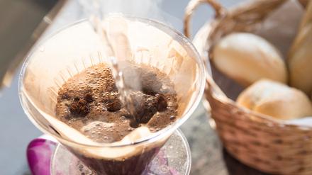 Im Kaffeefilter bleiben chemische Verbindungen hängen, die schädlich sein können.