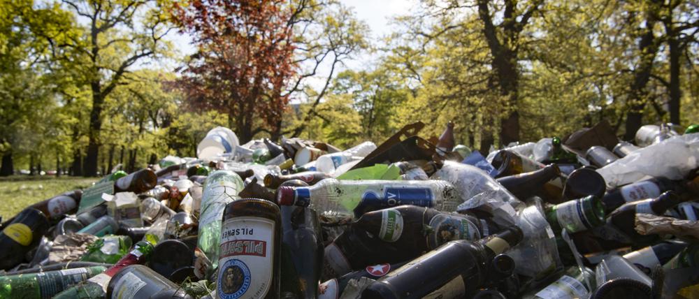 Unzählige Flaschen und Müll liegen nach dem 1. Mai im Treptower Park.