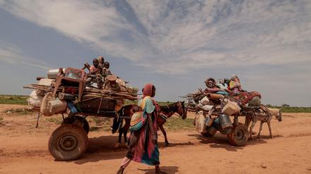 Menschen aus dem Sudan auf der Flucht in den Tschad.