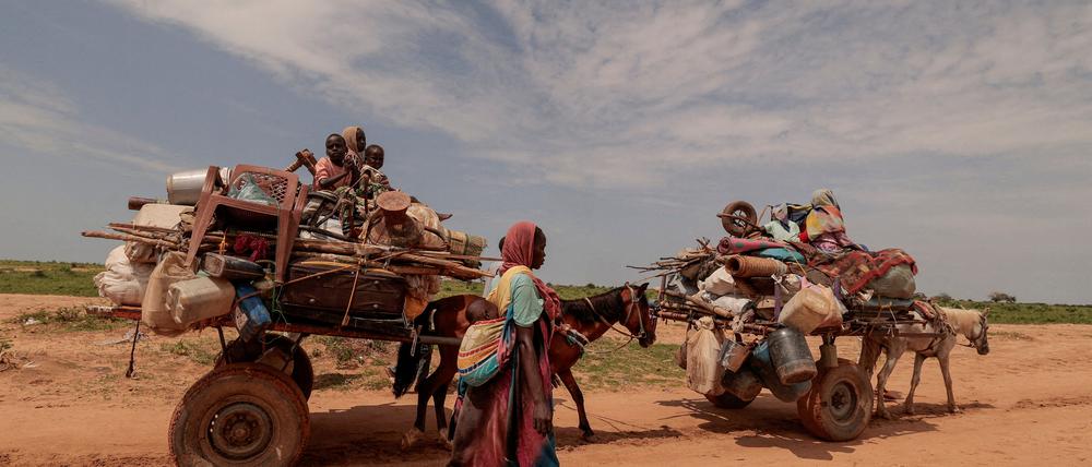 Menschen aus dem Sudan auf der Flucht in den Tschad.