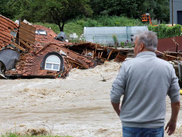 Ein Haus wurde durch die Flut in Slowenien zerstört. 