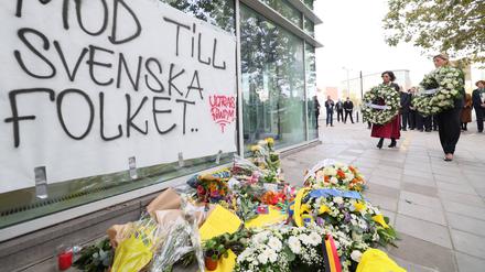 Blumen und ein Banner sind bei einer Gedenkfeier wegen des Anschlags in Brüssel zu sehen. 