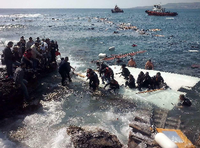 Dramatische Rettung vor Rhodos. Flüchtlinge haben sich auf einem Wrackteil zu den Klippen von Rhodos gerettet.