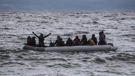 Flüchtende Menschen kommen in einem Schlauchboot am Strand des Dorfes Skala Sikamias auf Lesbos aus der Türkei an (Symbolbild)