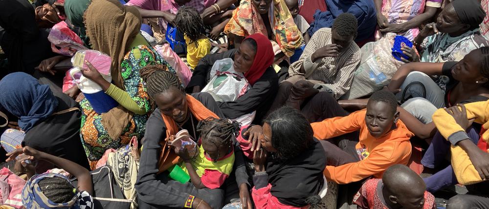 PRODUKTION - 20.03.2024, Südsudan, Renk: Flüchtlinge aus dem Sudan sitzen dicht aneinandergedrängt in einem Boot, das sie von der südsudanesischen Grenzstadt Renk auf dem Weißen Nil nach Malakal zur weiteren Unterbringung bringen soll. Der blutige Machtkampf im Sudan, der vor einem Jahr begann, hat mittlerweile die größte Flüchtlingsbewegung weltweit ausgelöst. Mehr als neun Millionen Menschen sind innerhalb des Sudans und in den angrenzenden Staaten auf der Flucht vor den Kämpfen. (zu dpa: «Ein Jahr Sudan-Konflikt: Hunger, Flucht und düstere Zukunftsszenarien») Foto: Eva-Maria Krafczyk/dpa +++ dpa-Bildfunk +++