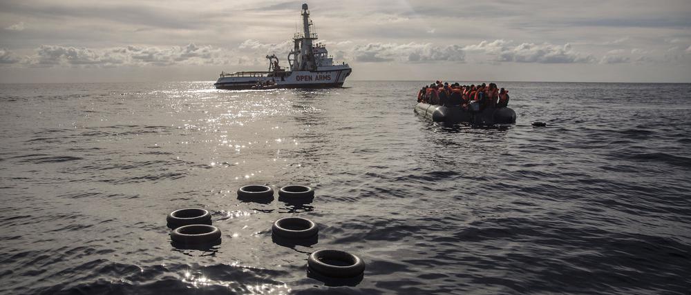 Migranten sitzen in einem Schlauchboot (Symbolfoto).