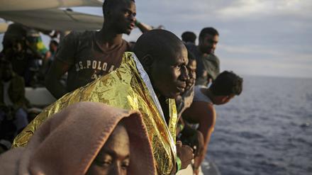 Flüchtling stehen am 07.09.2017 auf einem Rettungsschiff der spanischen NGO «ProActiva Open Arms», nachdem sie vor der libyschen Küste gerettet wurden.