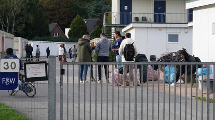 Flüchtlinge aus Syrien stehen nach ihrer Ankunft auf dem Gelände einer Flüchtlingsunterkunft in Hamburg: Mehr als 150 Hilfsorganisationen kritisierten die aktuelle Debatte über Leistungskürzungen für Asylbewerber. 