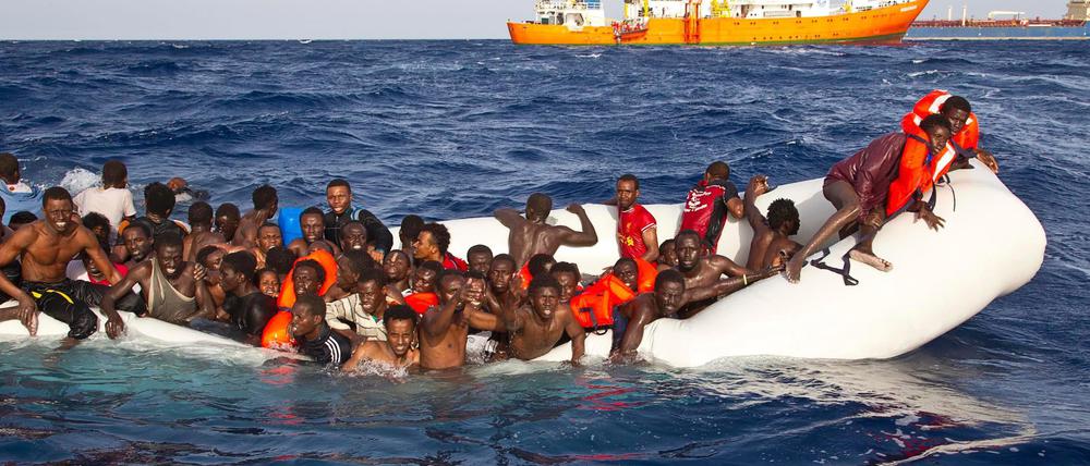 Flüchtlinge sitzen auf dem Mittelmeer in einem sinkenden Schlauchboot (undatierte Aufnahme). 2023 sind bisher mehr als 2500 Menschen beim Versuch, über das Mittelmeer nach Europa zu gelangen, ums Leben gekommen.