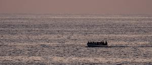 Ein Flüchtlingsboot westlich von Tripolis (Symbolbild). 