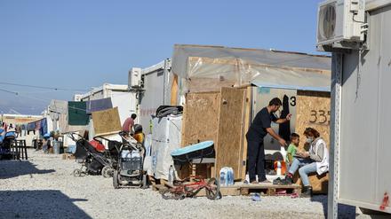 Bis zur Entscheidung über den Asylantrag können Geflüchtete in Auffanglagern untergebracht werden, wie hier auf Lesbos.
