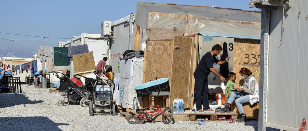 Bis zur Entscheidung über den Asylantrag können Geflüchtete in Auffanglagern untergebracht werden, wie hier auf Lesbos.