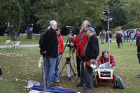 In der ersten Demo-Reihe: Robert Schrem (rechts unten) sendet den Protest per Webcam direkt ins Internet.