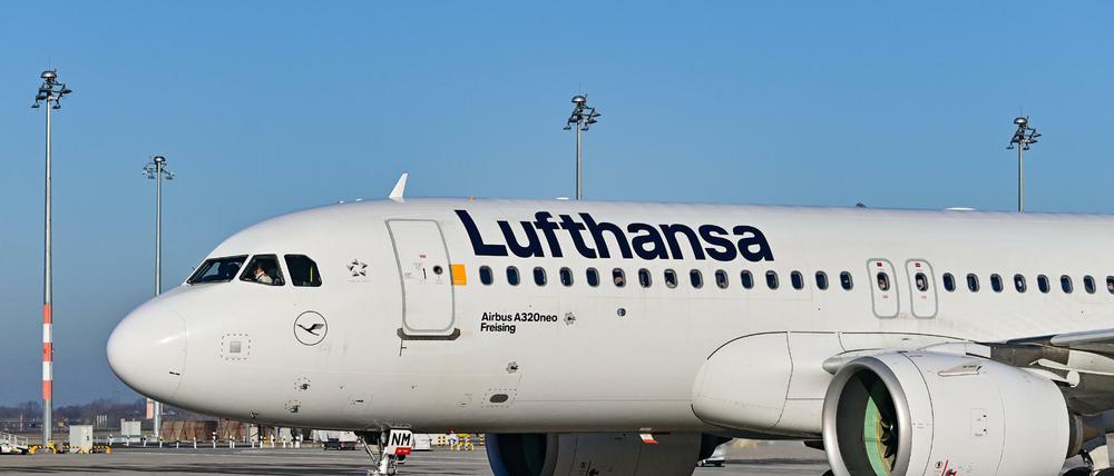 Ein Passagierflugzeug der Fluggesellschaft Lufthansa auf dem Areal des Hauptstadtflughafens Berlin-Brandenburg (BER).