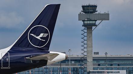 Ein Flieger der Lufthansa steht bereit am Flughafen BER: Die Airline fliegt mehrmals täglich nach München, wo sie eines ihrer beiden Drehkreuze betreibt.