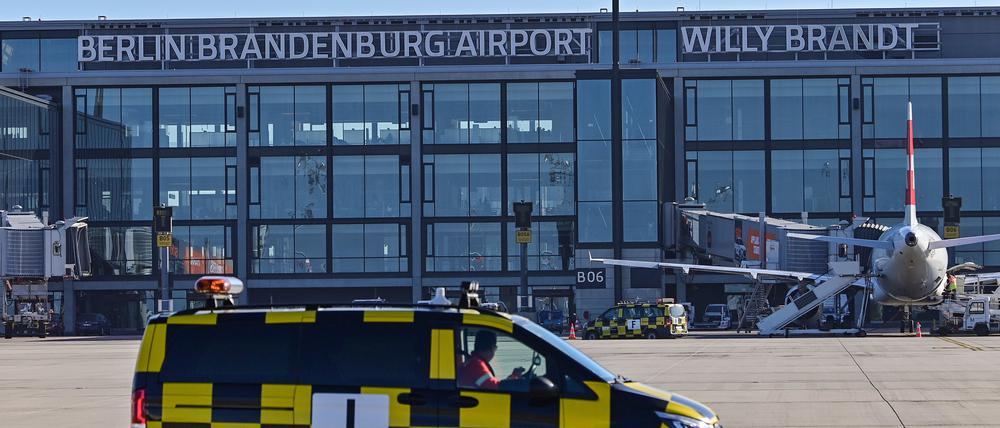 Der Hauptstadtflughafen Berlin-Brandenburg (BER) leidet unter den Spätfolgen des Planungschaos und den Ausfällen in der Pandemie.