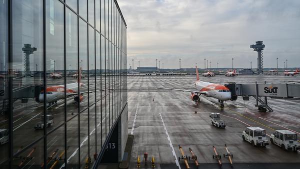 Ein Passagierflugzeug der britischen Fluggesellschaft Easyjet steht an einem Gate am Terminal 1 vom Hauptstadtflughafen Berlin Brandenburg «Willy Brandt» (BER). 