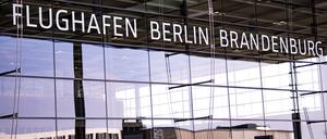 Der Schriftzug an der Haupthalle des Flughafens Berlin Brandenburg (BER).