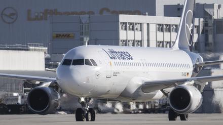 Ein Flugzeug rollt auf dem Flughafen Frankfurt zum Start. 