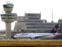 Flugzeuge stehen auf Parkpositionen des Flughafens Berlin Tegel.