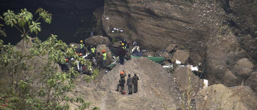 Nepalesische Rettungskräfte inspizieren das Wrack nach dem Flugzeugabsturz am 15.01.2023.