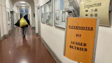 Flur im „Olex-Haus“ der Senatsverwaltung für Wirtschaft, Energie und Betriebe in Berlin-Schöneberg, November 2022. Auf einem Schild: „Paternoster ist außer Betrieb“