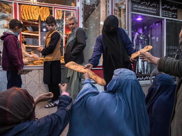 Frauenrechte werden unter der Herrschaft der Taliban massiv missachtet, Millionen Menschen hungern. Viele Familien wissen nicht, woher sie die nächste Mahlzeit nehmen sollen.