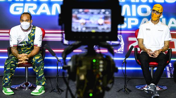 Wo fahren sie denn? Lewis Hamilton aus Großbritannien (links) und Daniel Ricciardo aus Australien beim Großen Preis von Spanien.