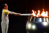 Die Spiele sind eröffnet: Der ehemalige Marathonläufer Vanderlei de Lima entzündet das olympische Feuer in Rio.