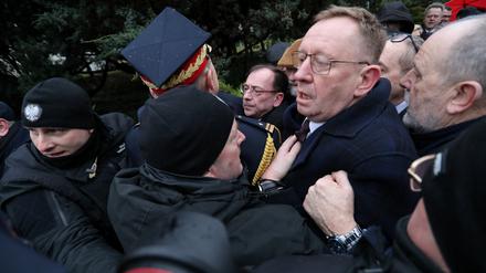 Der PiS-Politiker Mariusz Kaminski (Mitte) wird von der Parlamentswache blockiert. 