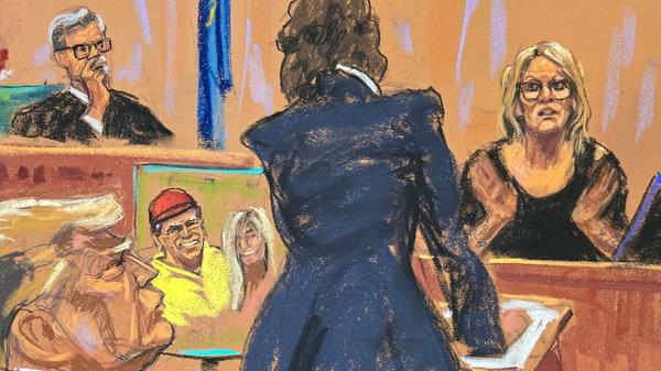 Gerichtszeichnung: Stormy Daniels bei der Befragung vor Gericht, Trump schaut zu.