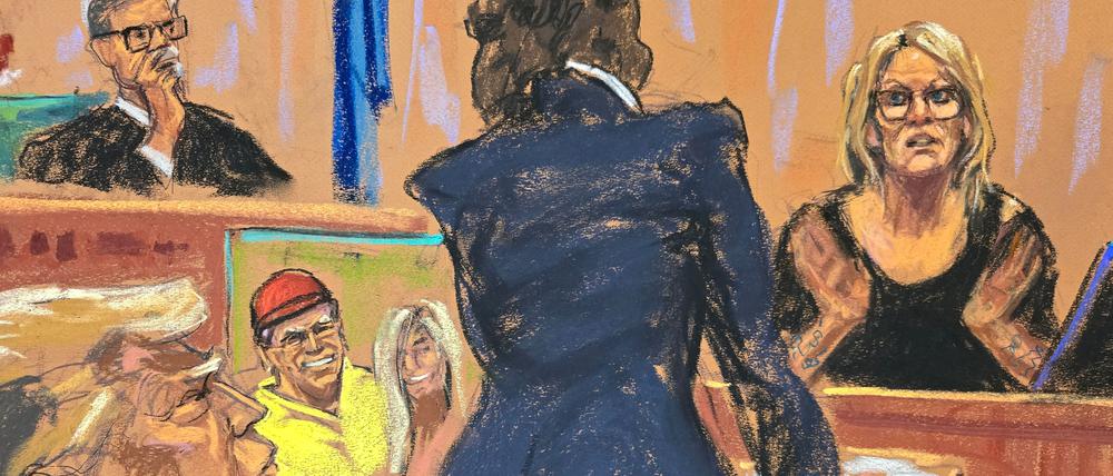 Gerichtszeichnung: Stormy Daniels bei der Befragung vor Gericht, Trump schaut zu.