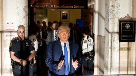 Der ehemalige US-Präsident Donald Trump nimmt am Zivilbetrugsprozess der Trump-Organisation am 25. Oktober 2023 vor dem Supreme Court des Staates New York teil. 
