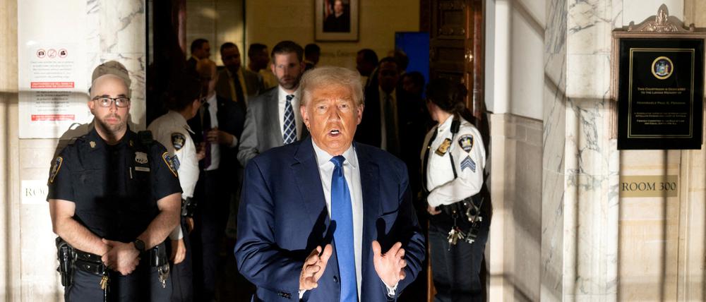 Der ehemalige US-Präsident Donald Trump nimmt am Zivilbetrugsprozess der Trump-Organisation am 25. Oktober 2023 vor dem Supreme Court des Staates New York teil. 