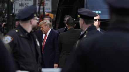 Der frühere US-Präsident Donald Trump kommt am 3. April 2023 in New York City im Trump Tower an.