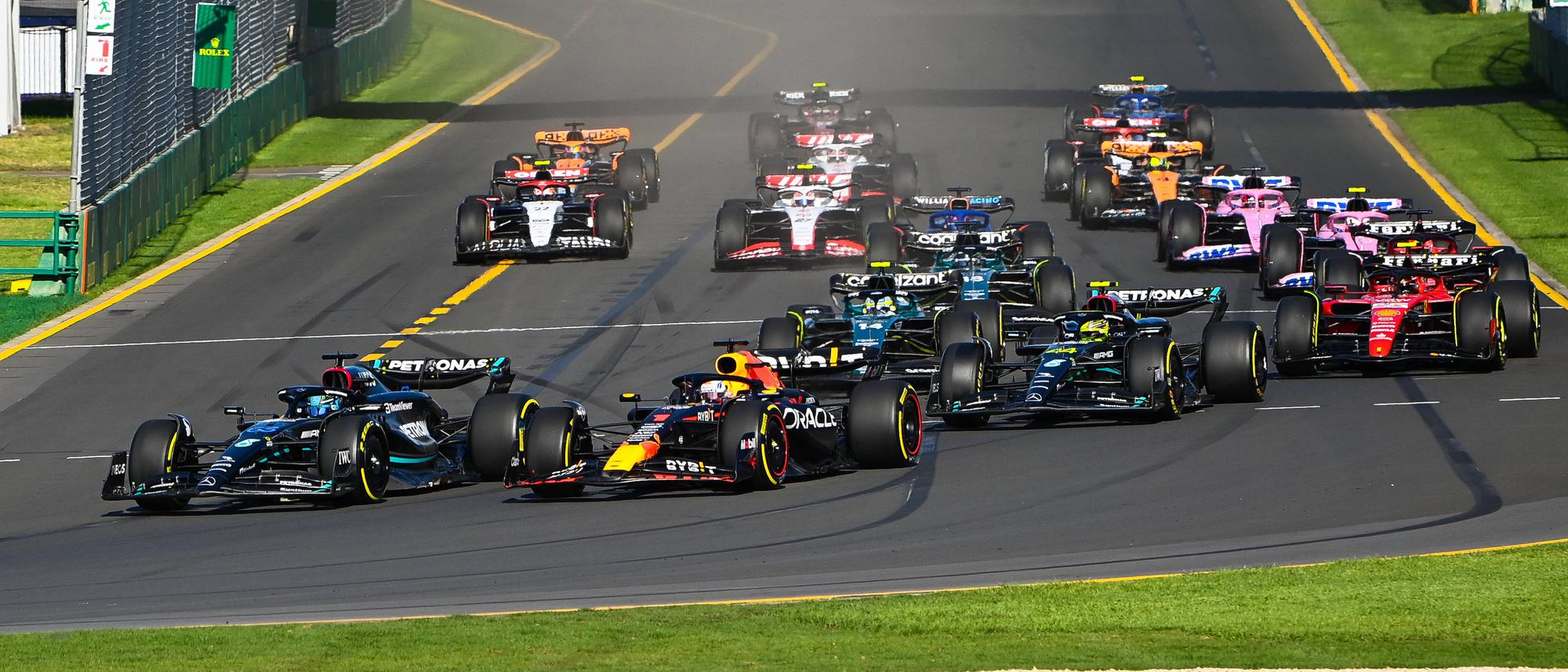 Formel 1 in Melbourne Verstappen gewinnt chaotisches Rennen