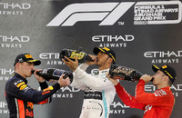 Prost! Lewis Hamilton (Mitte), Max Verstappen (links) und Charles Leclerc (rechts) feiern eine gelungene Formel-1-Saison.