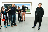 Der Filmregisseur und Fotograf Wim Wenders posiert in der Ausstellung "Time Capsules".
