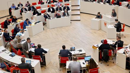 Kathrin Schneider (SPD), Ministerin und Chefin der Staatskanzlei, spricht in der Debatte des Landtages Brandenburg. 