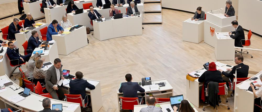 Kathrin Schneider (SPD), Ministerin und Chefin der Staatskanzlei spricht in der Debatte des Landtages Brandenburg.