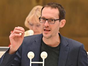 Benjamin Raschke (Bündnis90/Grüne) spricht in der Debatte des Landtages.