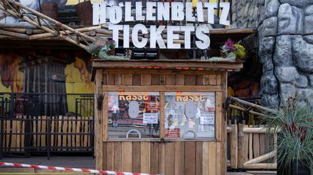 Die Achterbahn „Höllenblitz“ auf dem Münchner Oktoberfest