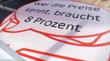 Auf einem Plakat steht bei einer Kundgebung zum Warnstreik im aktuellen Tarifstreit der Metall- und Elektroindustrie NRW vor der Werkstor der Deutz AG die Forderung nach acht Prozent mehr Lohn. 