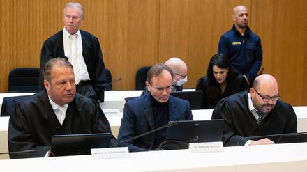 Der frühere Wirecard-Vorstandschef Markus Braun (vorne M) sitzt zum Prozessauftakt zwischen seinen Anwälten Alfred Dierlamm (vorne l.) und Nico Werning (vorne r.) im Gerichtssaal. 
