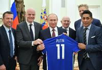 Wenn der Anblick lächelnder Menschen Schmerzen bereitet: Wladimir Putin und eine Horde Bücklinge beim Fototermin. Nicht im Bild: Rückrat.