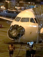 Die beschädigte Maschine von Delta Airlines auf dem Flughafen in Denver. Das Flugzeug war am Freitag in einen Hagelschauer geraten.